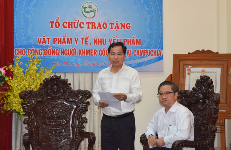 TRAO QUA PCD CHO NGUOI KHMER GOC VIET TAI CAMPUCHIA 0002 (cdccantho vn)