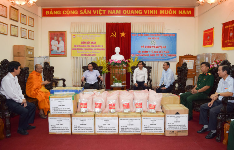 TRAO QUA PCD CHO NGUOI KHMER GOC VIET TAI CAMPUCHIA 0003 (cdccantho vn)