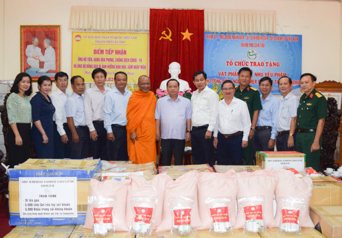 TRAO QUA PCD CHO NGUOI KHMER GOC VIET TAI CAMPUCHIA 0004 (cdccantho vn)