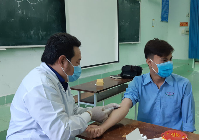 Cán bộ Trung tâm Kiểm soát bệnh tật TP Cần Thơ lấy mẫu test nhanh HIV cho sinh viên tại Trường Đại học Tây Đô