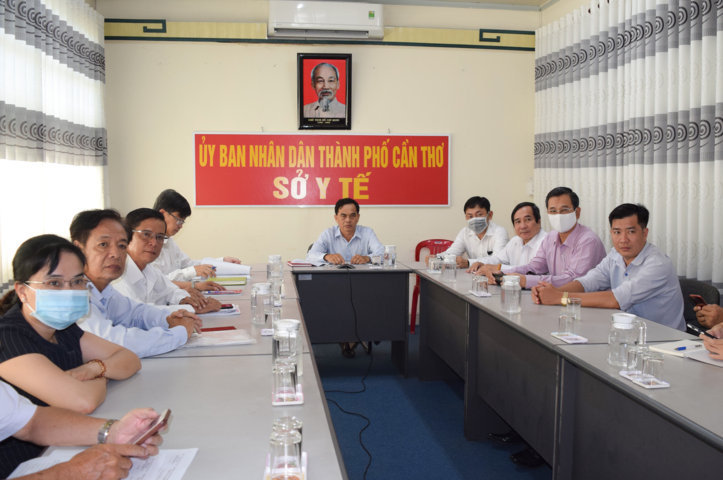 Các đại biểu tham dự họp tại điểm cầu phòng họp trực tuyến Sở Y tế TP Cần Thơ.