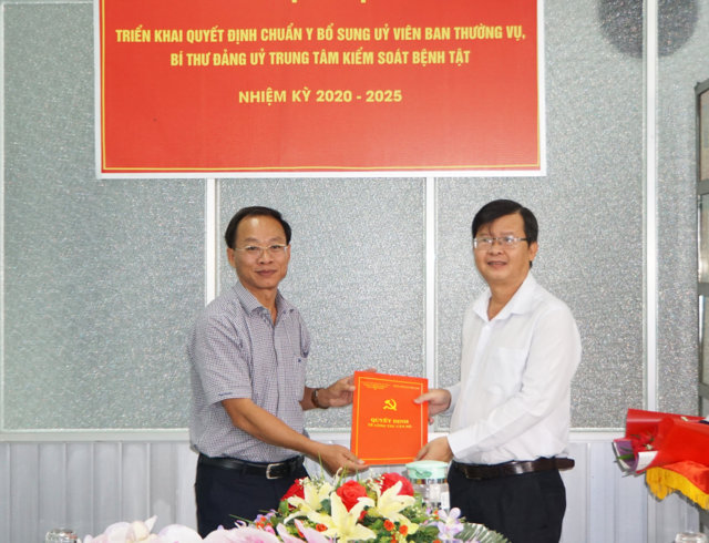 Đồng chí Nguyễn Văn Sử, Bí thư Đảng ủy Khối cơ quan dân chính Đảng trao Quyết định cho đồng chí Huỳnh Minh Trúc giữ chức Bí thư Đảng ủy Trung tâm Kiểm soát bệnh tật nhiệm kỳ 2020 - 2025.