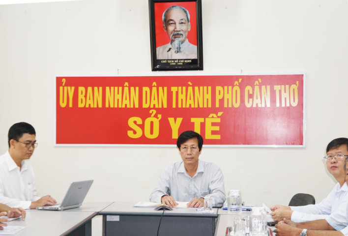 BS.CKII Cao Minh Chu, Giám đốc Sở Y tế, chủ trì hội nghị tại điểm cầu Sở Y tế TP Cần Thơ.