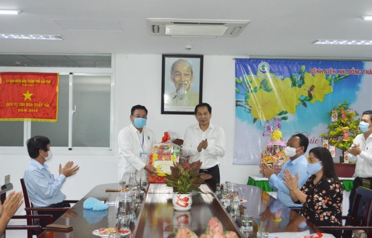 Đồng chí Lê Quang Mạnh, Ủy viên Trung ương Ðảng, Bí thư Thành ủy Cần Thơ làm Trưởng đoàn đến thăm và chúc Tết đội ngũ cán bộ, y bác sĩ, nhân viên y tế tại Bệnh viện Nhi đồng Cần Thơ.  