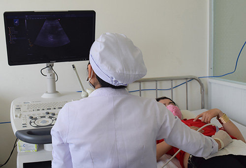 Cán bộ Phòng khám chuyên khoa phụ sản - kế hoạch hóa gia đình, CDC Cần Thơ siêu âm cho khách hàng