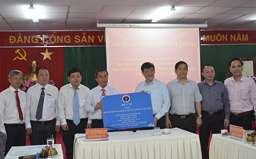 Bộ Y tế tặng một số trang thiết bị y tế cho BV Đa khoa Trung ương Cần Thơ.