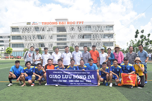 Ban Giám đốc CDC Cần Thơ, các cổ động viên chụp hình lưu niệm cùng đội bóng.