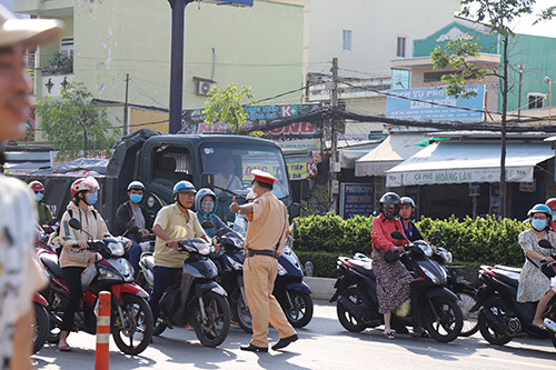 Cần Thơ đồng loạt ra quân kiểm tra, nhắc nhở, tuyên truyền người dân đeo khẩu trang nơi công cộng