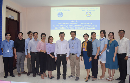 Các đại biểu chụp hình lưu niệm tại buổi họp thẩm định và nghiệm thu đề tài.
