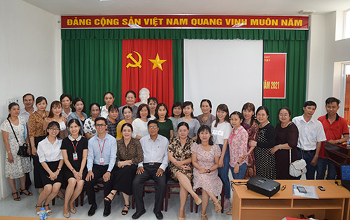 Các đại biểu dự tập huấn chụp hình lưu niệm.