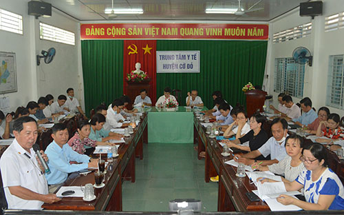 BS.CKI  Trần Văn Tuấn, Trưởng khoa Phòng, chống bệnh truyền nhiễm - Kiểm dịch y tế quốc tế, Trung tâm Kiểm soát bệnh tật TP Cần Thơ hướng dẫn tổ chức buổi tiêm chủng vắc xin phòng COVID-19 tại Trung tâm Y tế huyện Cờ Đỏ.