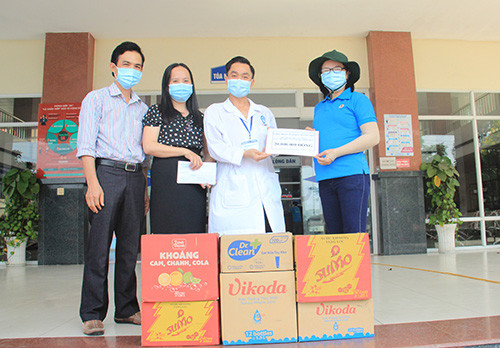 CDN TANG QUA CDC BV LAO 0002