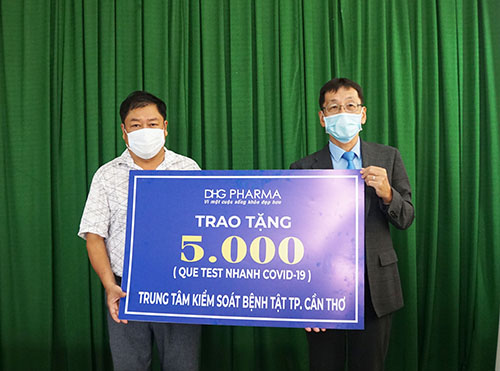 Ông Trần Trường Chinh, Phó Giám đốc CDC đại diện Trung tâm tiếp nhận hỗ trợ y tế do Công ty Cổ phần Dược Hậu Giang tài trợ.
