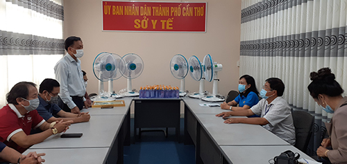 Ông Hồ Thanh Tâm, Phó Hiệu trưởng Trường Cao đẳng Cần Thơ phát biểu trong buổi trao tặng máy.