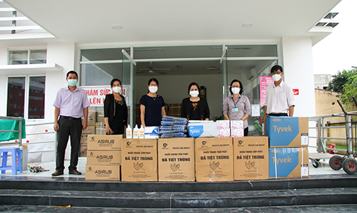 Liên hiệp các tổ chức hữu nghị TP Cần Thơ trao tặng vật tư y tế tại Trung tâm Kiểm soát bệnh tật TP Cần Thơ.