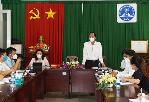 Ông Phạm Phú Trường Giang, Phó Giám đốc Sở Y tế tiếp đoàn làm việc tại CDC Cần Thơ.