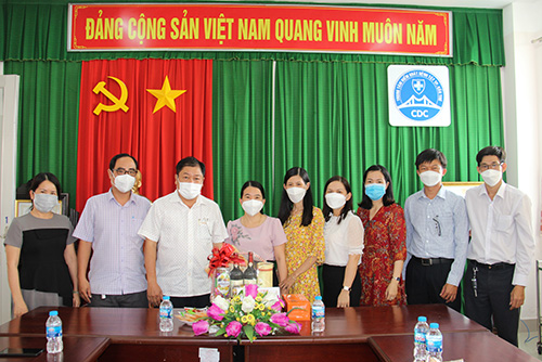Trường Cao đẳng Y tế Cần Thơ chúc Tết tại CDC Cần Thơ. Ảnh: Thiên Thanh.