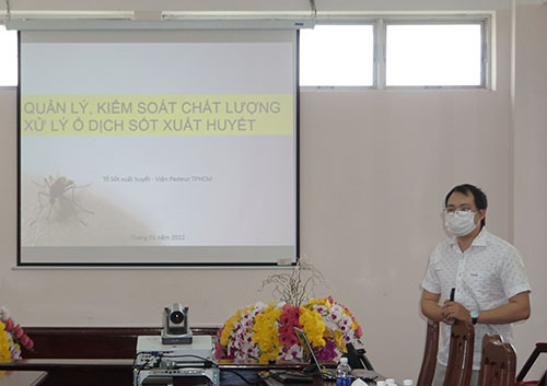 Báo cáo viên Viện Pasteur Hồ Chí Minh chia sẻ nội dung quản lý, kiểm soát chất lượng hoạt động xử lý ổ dịch SXHD.