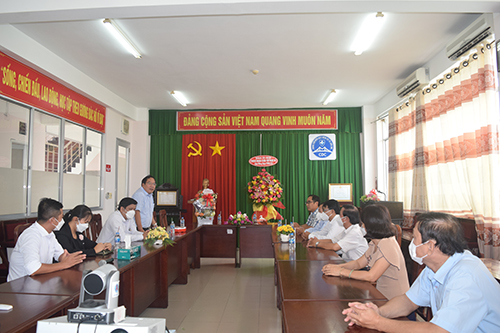 Ban giám đốc và lãnh đạo các khoa, phòng tiếp đoàn công tác của Học viện Chính trị khu vực IV đến thăm