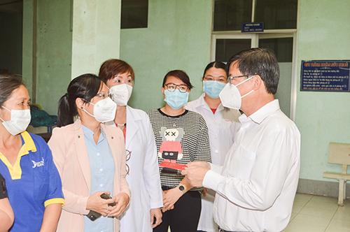 Ông Huỳnh Minh Trúc, Giám đốc CDC Cần Thơ tặng quà và gửi những lời chúc đến chị em phụ nữ.