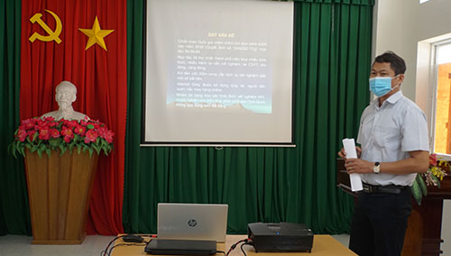 Báo cáo viên trình bày đề tài tại buổi họp.