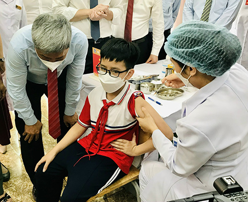 Tiêm vắc xin phòng COVID-19 cho trẻ em, nhất là trẻ từ 5 đến dưới 12 tuổi có ý nghĩa rất quan trọng. Ảnh minh họa: Nguồn: suckhoedoisong.vn