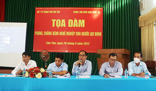 Các diễn giả giải đáp những vướng mắc cho đại diện các doanh nghiệp tại buổi tọa đàm.