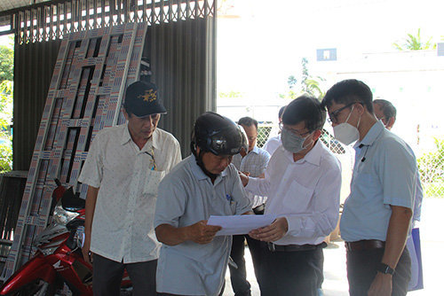 Đoàn lãnh đạo Sở Y tế và CDC kiểm tra công tác phòng chống sốt xuất huyết tại các quận/huyện. Trong hình: Đoàn trao đổi với cộng tác viên, tiến hành kiểm tra các điểm “nóng” sốt xuất huyết tại xã Trung An, huyện Cờ Đỏ. Ảnh: Kim Nhiên