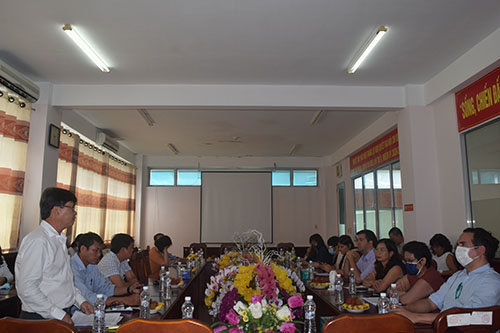 Ông Huỳnh Minh Trúc, Giám đốc CDC Cần Thơ báo cáo với đoàn công tác tại buổi làm việc
