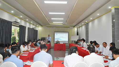 ThS Dáp Thanh Giang, Trưởng khoa Phòng, chống HIV/AIDS - Trung tâm Kiểm soát bệnh tật TP Cần Thơ đang trình bày nội dung Luật số 71/2020/QH14 ngày 16/11/2020 sửa đổi, bổ sung một số điều của Luật Phòng, chống nhiễm vius 