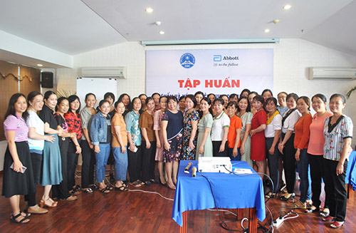Các báo cáo viên cùng toàn thể học viên chụp hình lưu niệm tại lớp tập huấn.