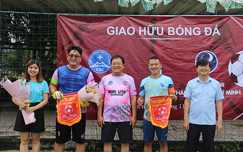 Ông Huỳnh Minh Trúc, Giám đốc CDC Cần Thơ và ông Trần Trường Chinh, Phó Giám đốc CDC Cần Thơ trao hoa và cờ lưu niệm cho 2 đội.