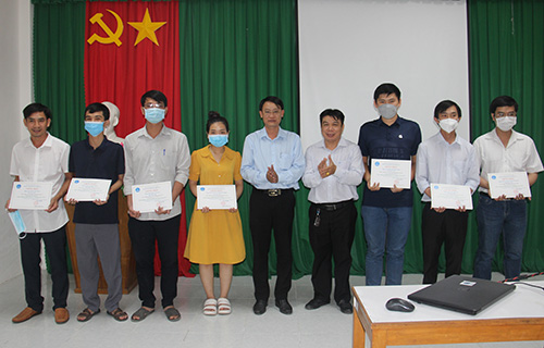 Các học viên được cấp giấy chứng nhận sau kho hoàn thành lớp học.