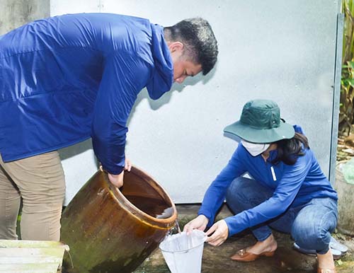 Biện pháp phòng bệnh sốt xuất huyết hiệu quả là diệt muỗi, diệt lăng quăng và phòng muỗi đốt. Ảnh: Lê Huy