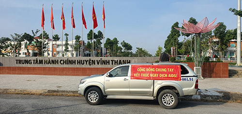 Xe diễu hành phát thông điệp, chủ đề Tháng Hành động quốc gia phòng, chống HIV/AIDS năm 2022 tại các quận/huyện