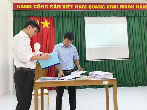 Mở hồ sơ các gói thầu.