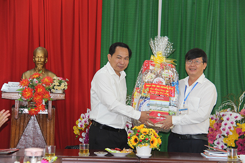 Ông Lê Quang Mạnh, Bí thư Thành ủy Cần Thơ gửi quà và lời chúc năm mới đến ông Huỳnh Minh Trúc, Giám đốc CDC Cần Thơ.