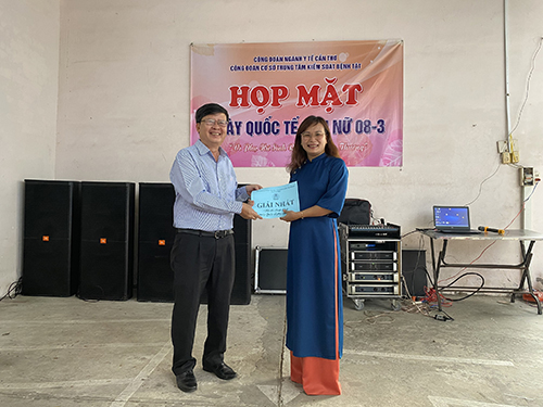 Ông Huỳnh Minh Trúc, Giám đốc Trung tâm Kiểm soát bệnh tật TP Cần Thơ trao Giải nhất hội thi cho Đội Khoa Phòng, chống HIV/AIDS; Khoa Dinh dưỡng; Khoa Phòng, chống bệnh không lây nhiễm.