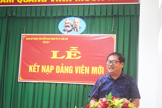 Đồng chí Trần Trường Chinh, Phó bí thư Đảng ủy Trung tâm Kiểm soát bệnh tật phát biểu tại lễ kết nạp đảng viên mới