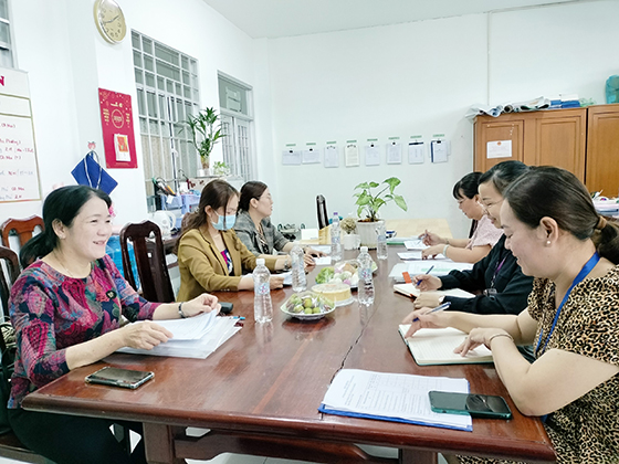 Đoàn giám sát làm việc tại TTYT quận Cái Răng.