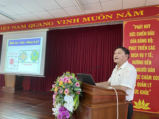 Bác sĩ Lê Phúc Hiển, Phó Trưởng khoa Phòng chống bệnh truyền nhiễm - Kiểm dịch y tế quốc tế, Trung tâm Kiểm soát bệnh tật TP Cần Thơ trình bày tại lớp tập huấn.