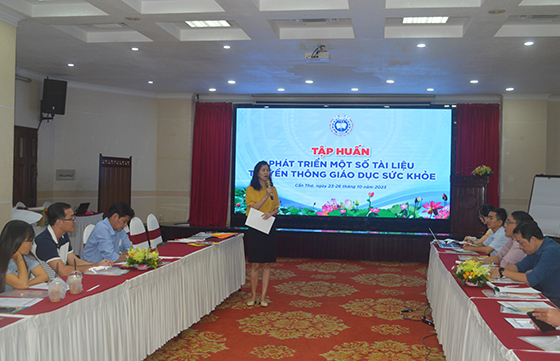 ThS. BS Lý Thu Hiền, Trung tâm Truyền thông giáo dục sức khỏe Trung ương trình bày tại lớp tập huấn.