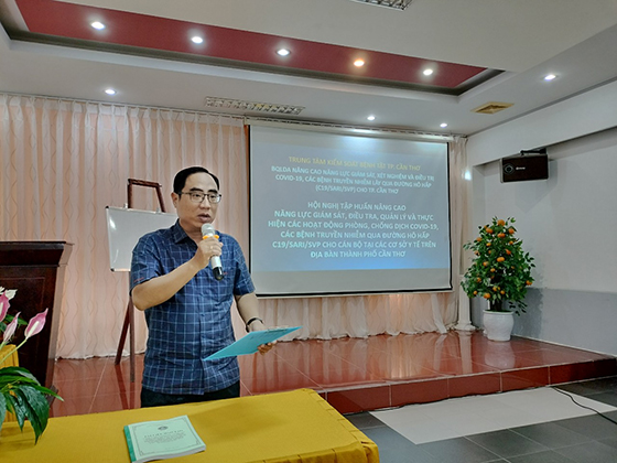 Ông Lâm Hoàng Dũng, Phó Giám đốc Trung tâm Kiểm soát bệnh tật TP Cần Thơ phát biểu tại lớp tập huấn. Ảnh: Lê Duy.