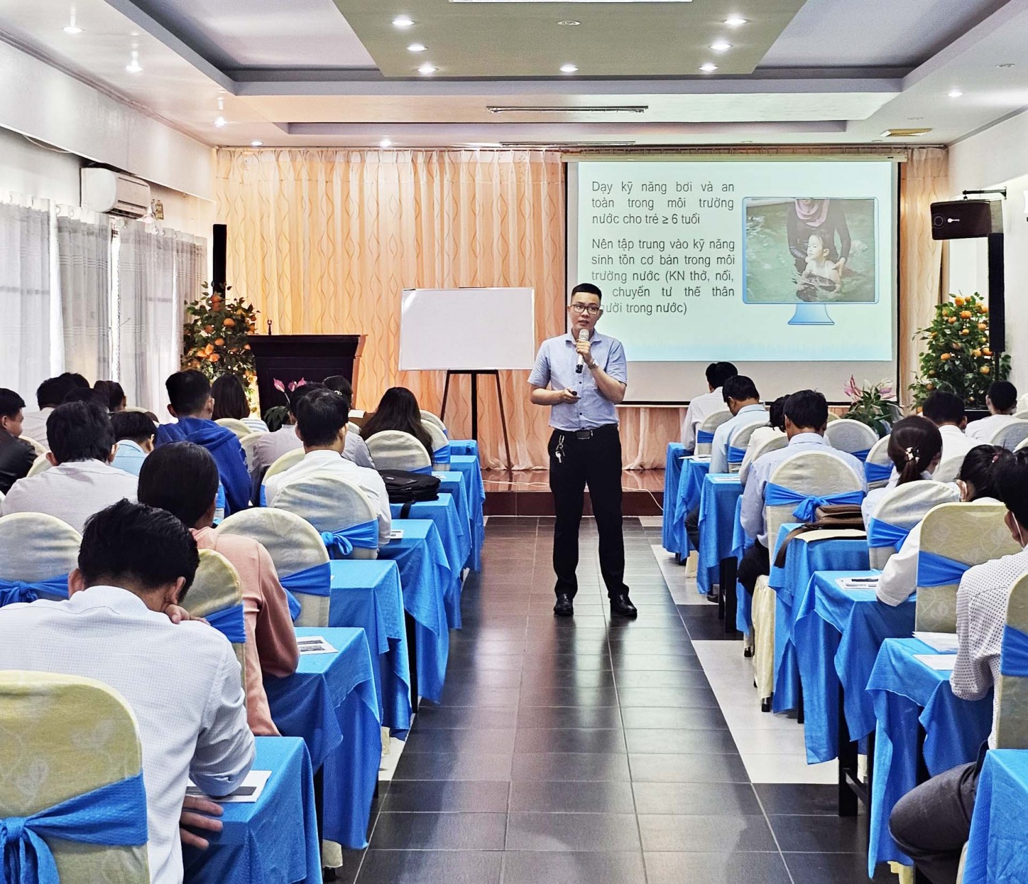 Báo cáo viên Trung tâm Kiểm soát bệnh tật hướng dẫn các biện pháp phòng chống tai nạn thương tích cho trẻ em.