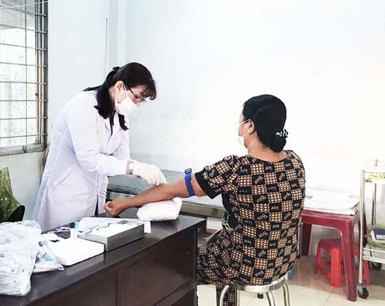 Cán bộ điều tra lấy mẫu xét nghiệm cho người dân tại xã.