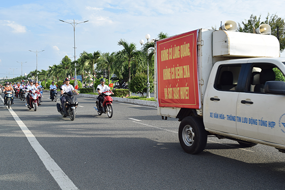 Địa phương thông báo trước cho người dân ở khu vực biết rõ ngày giờ phun để họ phối hợp với ngành Y tế, mở các cửa ra vào để thuốc bay vào nhà diệt muỗi.