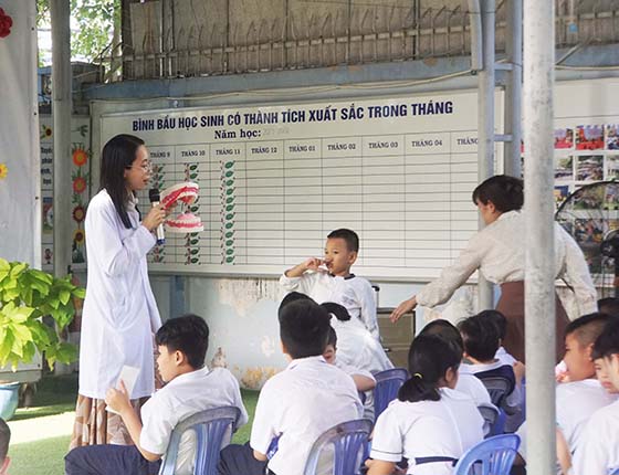 Cán bộ CDC Cần Thơ hướng dẫn các em học sinh vệ sinh răng đúng cách.