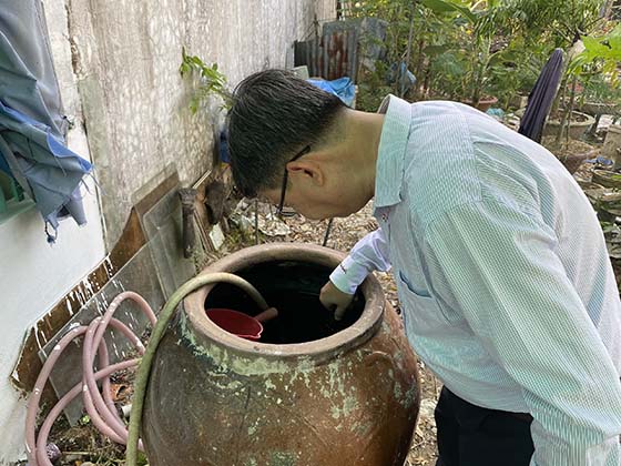 Ông Huỳnh Minh Trúc, Giám đốc CDC Cần Thơ kiểm tra công tác phòng chống dịch chủ động tại phường Long Hòa, quận Bình Thủy.