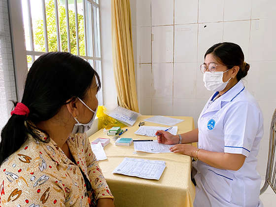 Phụ nữ được khám phụ khoa, tầm soát ung thư cổ tử cung, tư vấn và phát thuốc miễn phí.