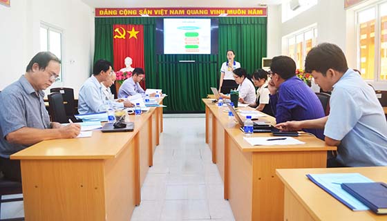 Chủ nhiệm đề tài trình bày NCKH tại buổi xét thông qua đề cương các đề tài Nghiên cứu khoa học, Sáng kiến cải tiến cơ sở năm 2024. Ảnh: Lê Huy